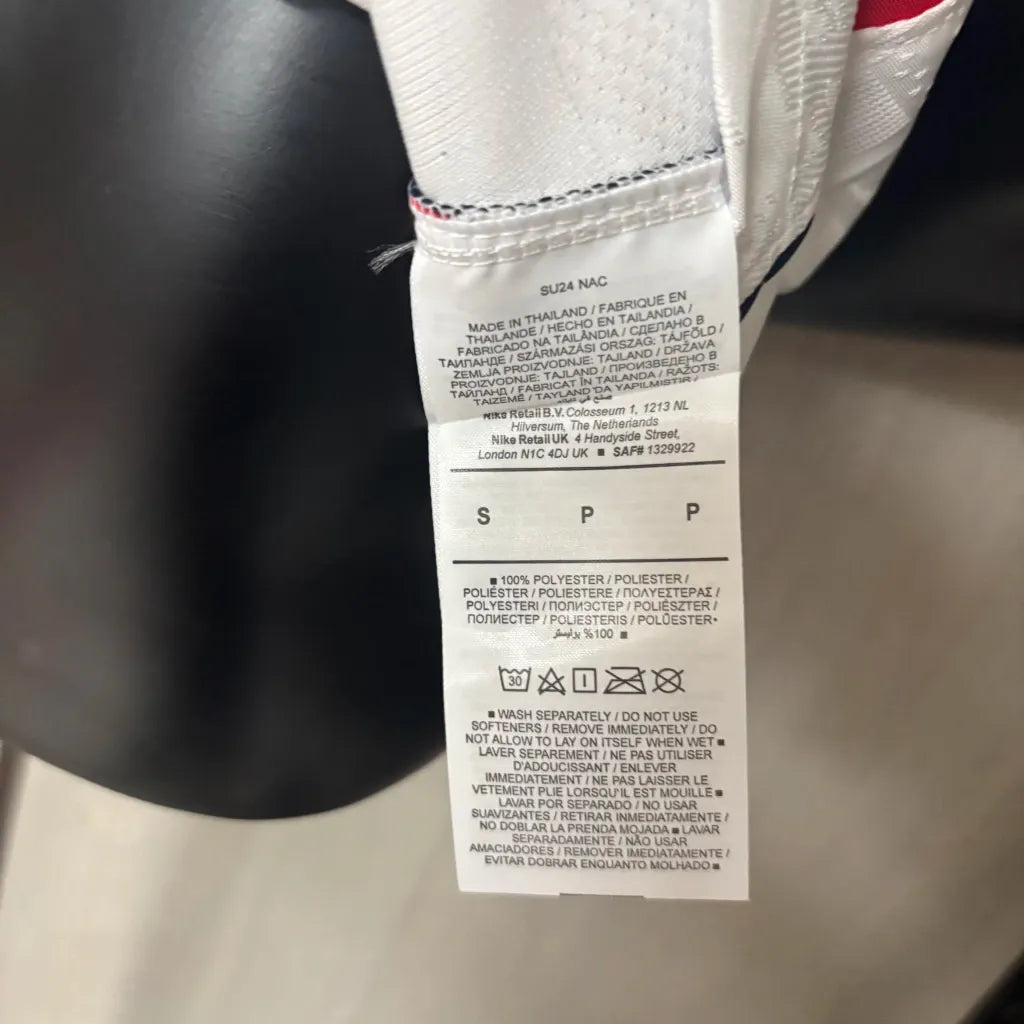 [Promoção Compre 1 Leve 2] Camisa Inglaterra BELLINGHAM 10 2026/27 I Versão Jogador Masculina – Branca